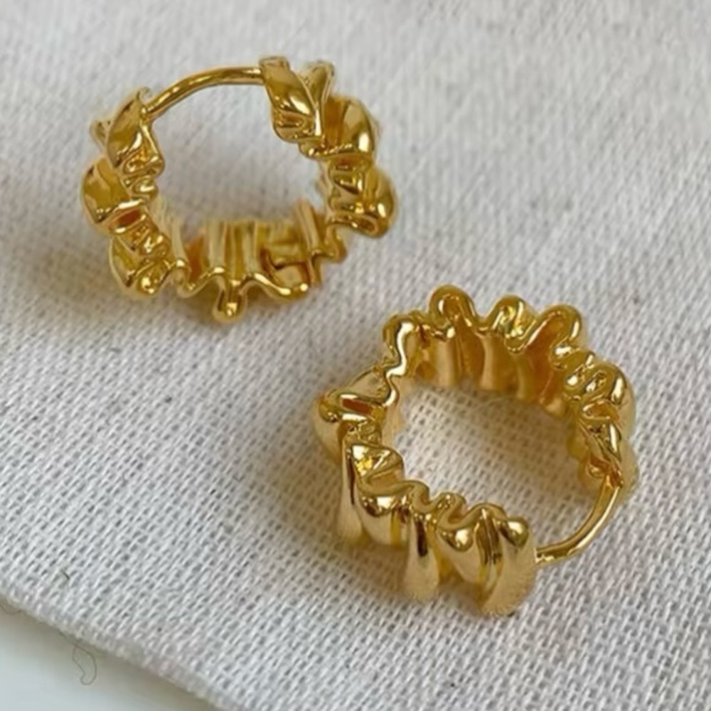 ✨Zara Siena Gold Crinkle Huggie Earrings - Picture 7 of 7